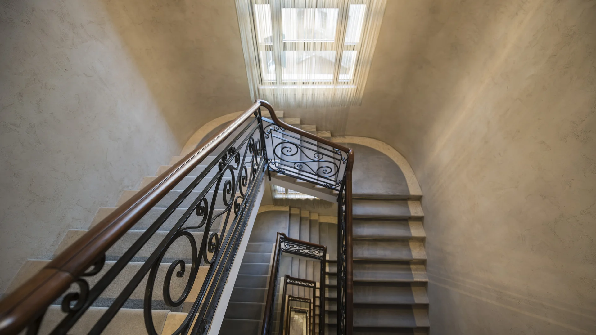 Hotel Touring in Verona | Picture gallery Vista dall'alto di una scala interna con ringhiera in ferro battuto e finestra