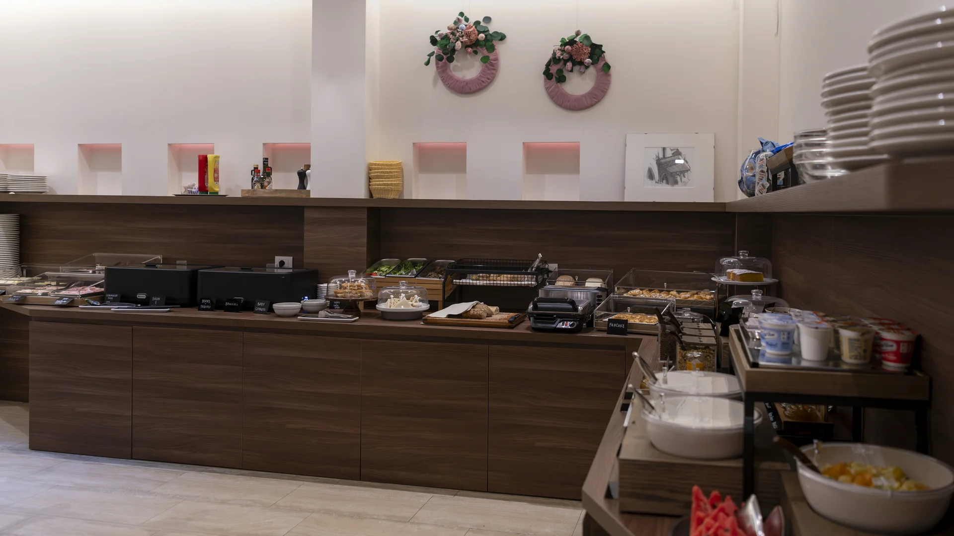 Hotel Touring in Verona | Picture gallery Buffet colazione con frutta, yogurt, dolci e piatti in un ambiente moderno