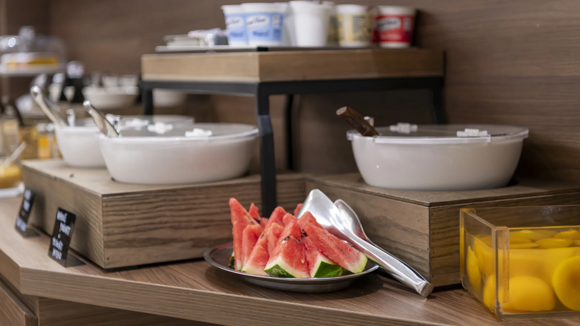 Hotel Touring in Verona | Picture gallery Buffet con fette di anguria, yogurt e altri alimenti in ciotole bianche
