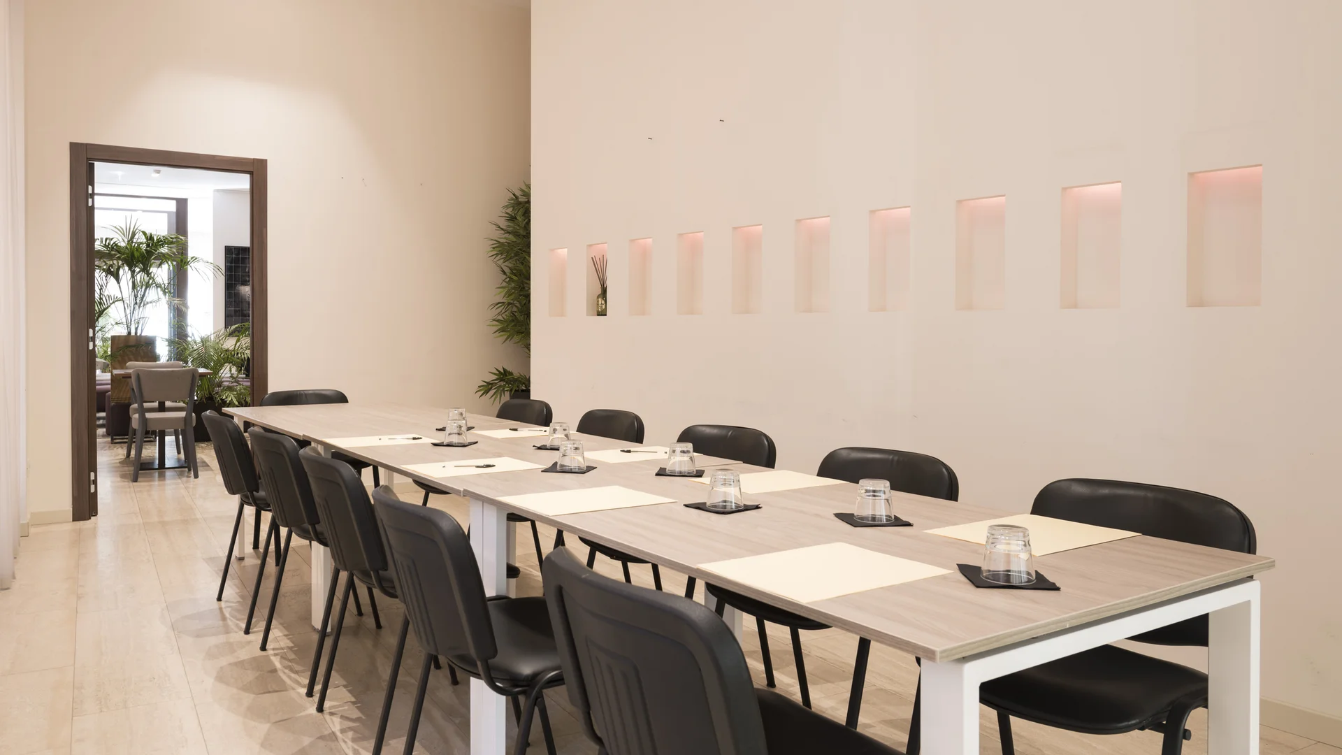 Hotel Touring in Verona | Picture gallery Sala riunioni moderna con tavolo lungo e sedie nere