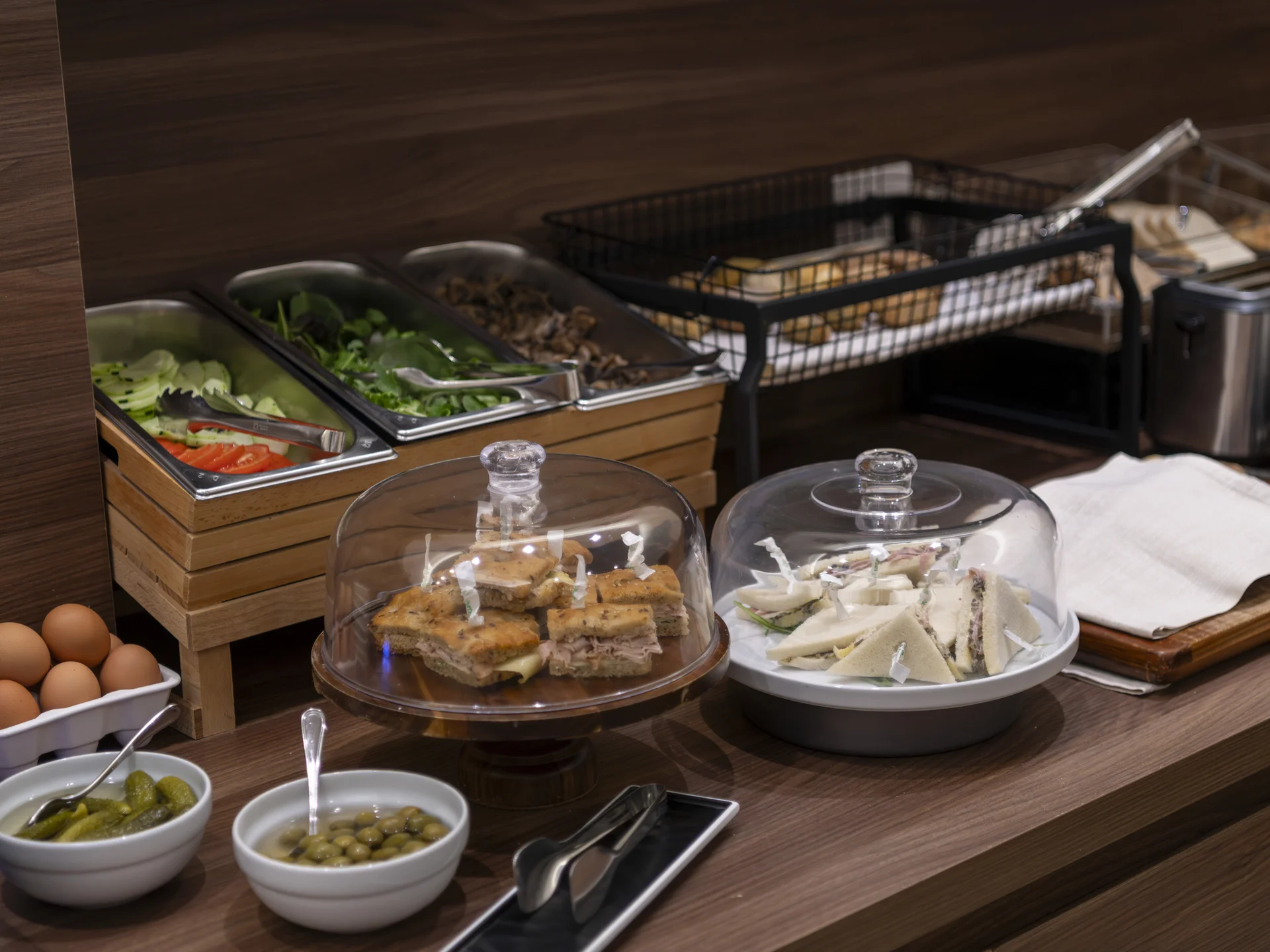 Buffet mit Salaten, Sandwiches, Eiern und Oliven in einem Restaurant