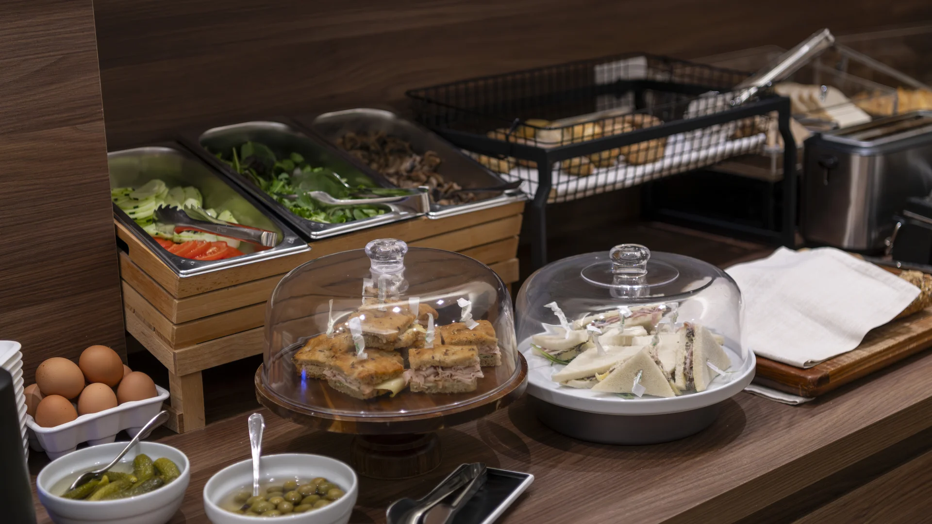 Hotel Touring in Verona | Picture gallery Buffet con insalate, sandwich, uova e olive in un ristorante