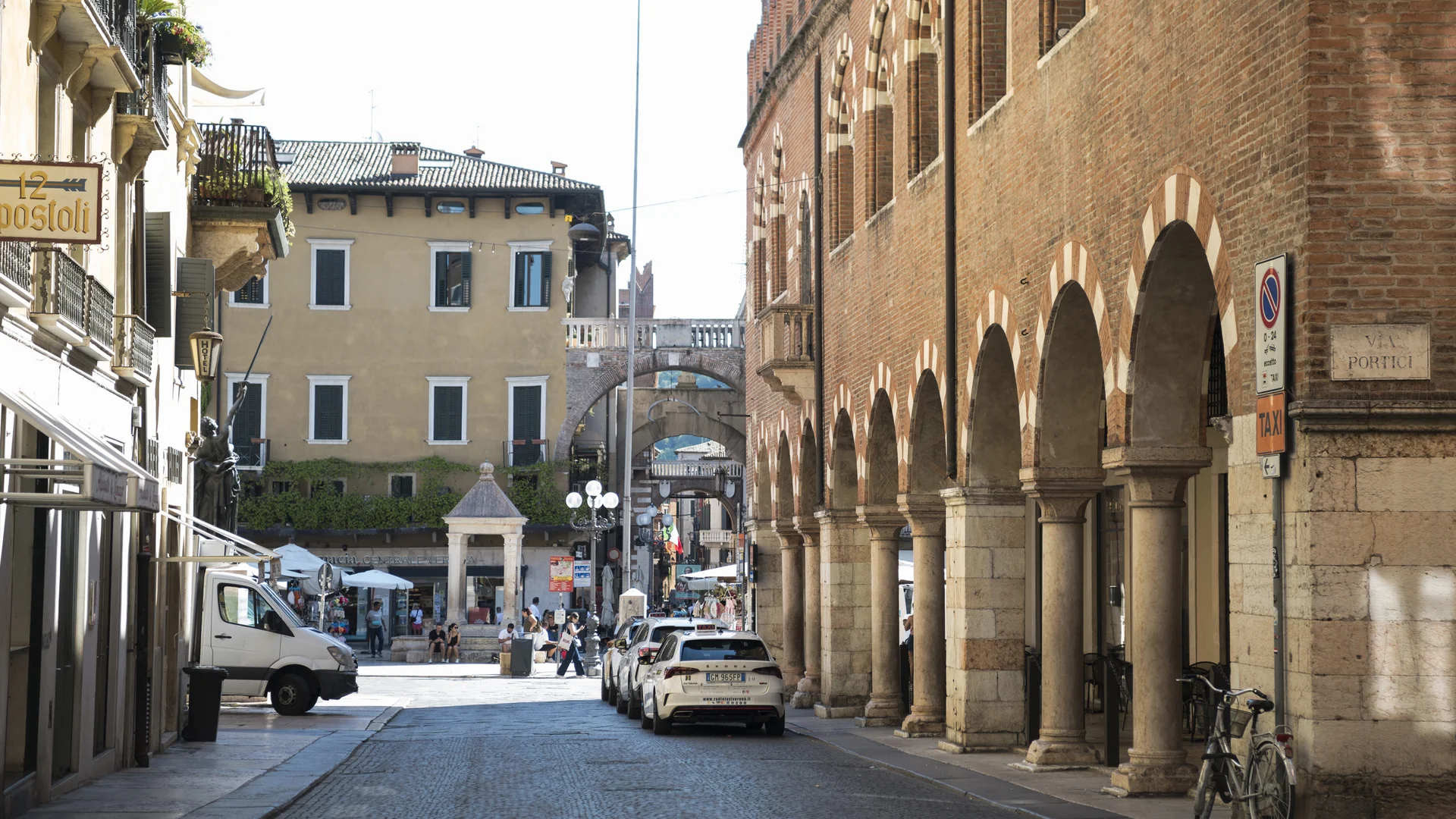 Hotel Touring in Verona | Picture gallery Strada con portici e archi in mattoni in una città italiana soleggiata