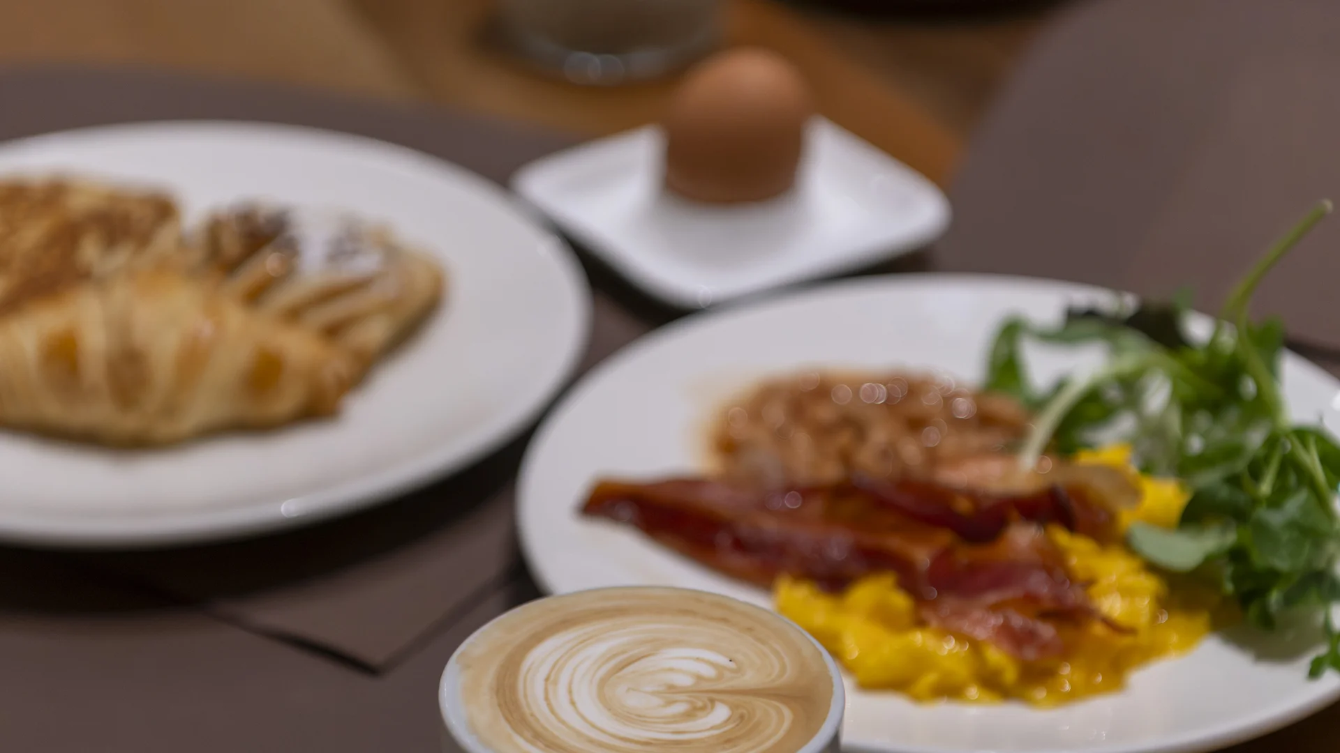 Hotel Touring in Verona | Picture gallery Colazione con caffè, uovo sodo, croissant, uova strapazzate e bacon